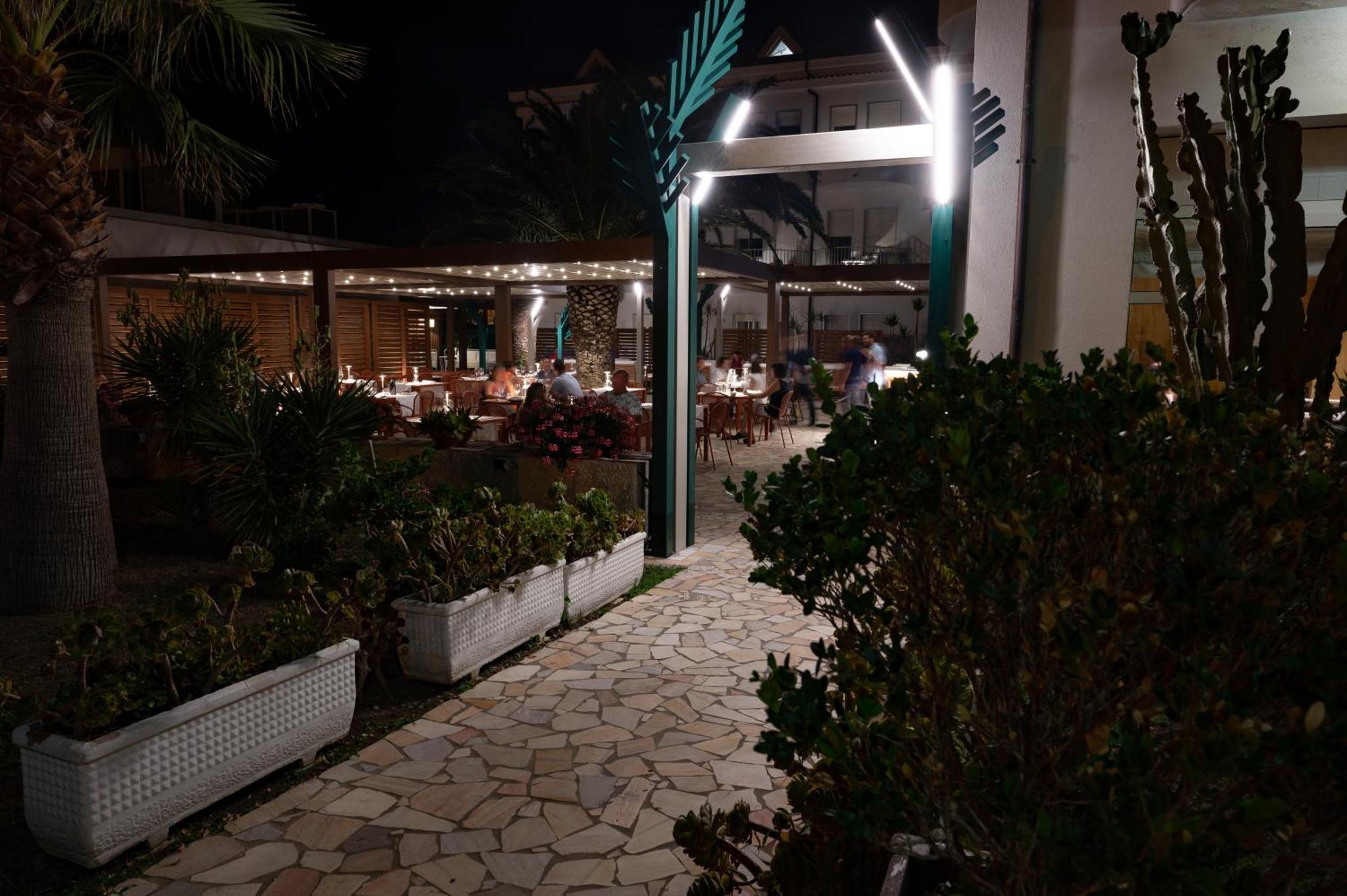 Hotel Garden Прая а Маре Екстериор снимка